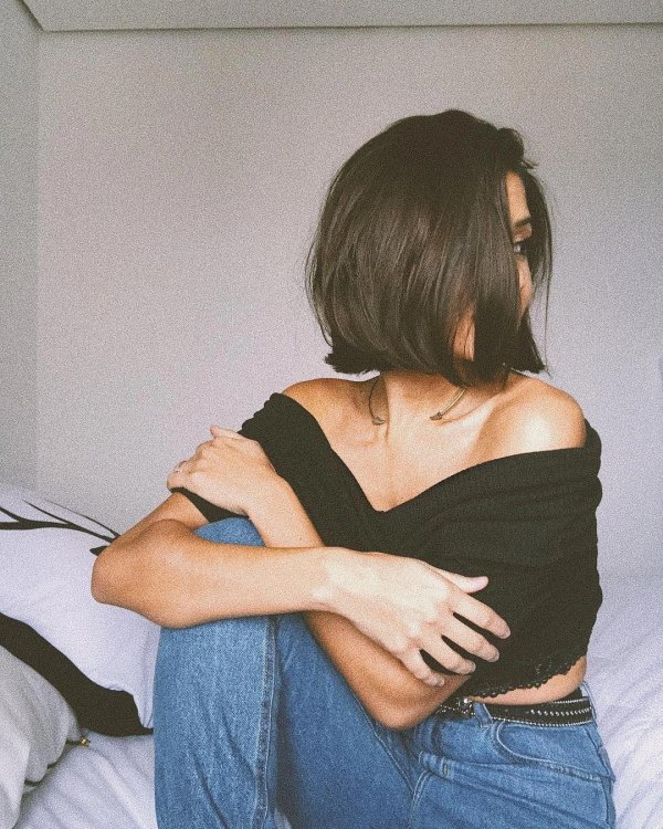 На аву девушка с каре