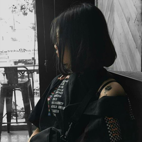 На аву девушка с каре