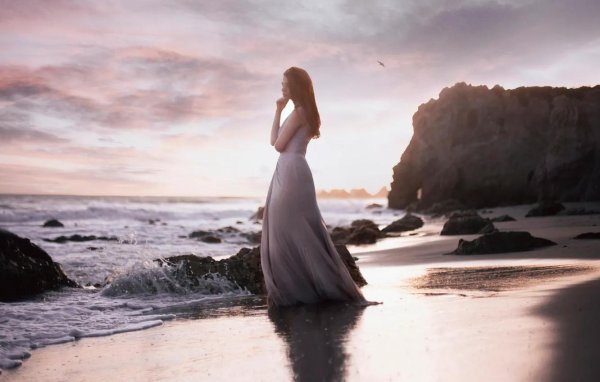 Девушка на берегу моря спиной