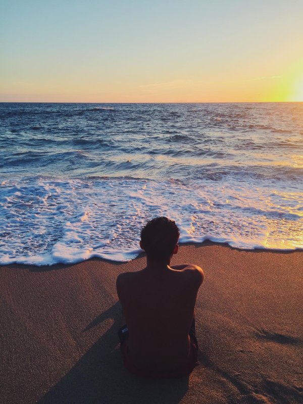 Девушка на берегу моря спиной