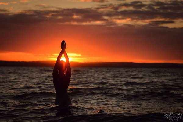 Девушка на берегу моря спиной