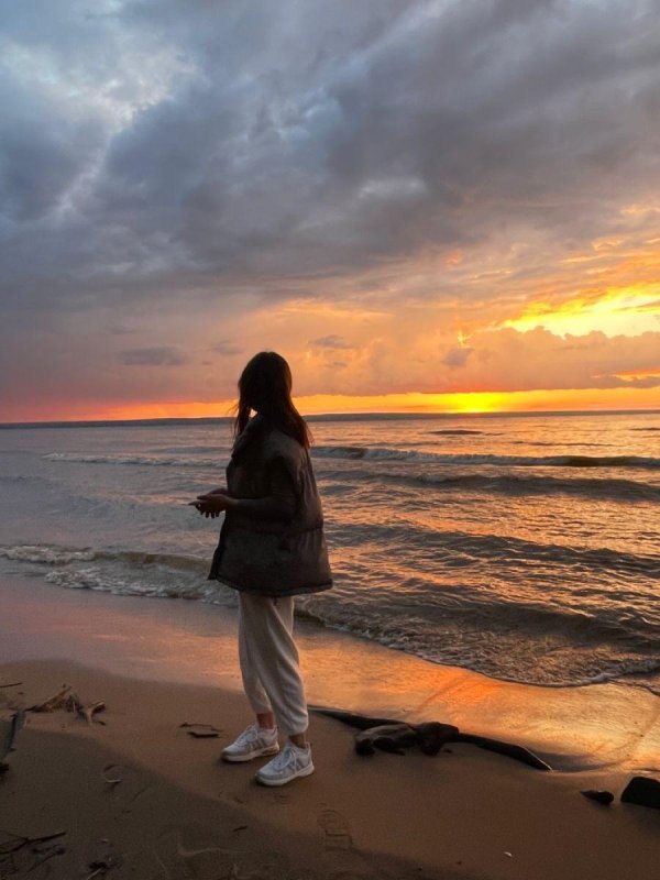 Девушка на берегу моря спиной