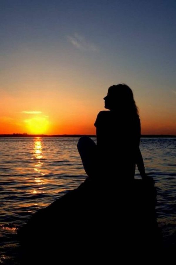 Девушка на берегу моря спиной