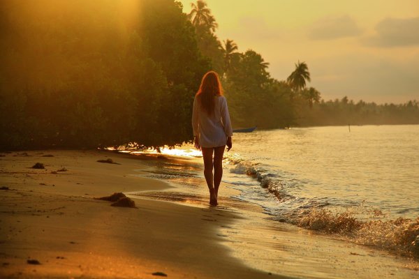 Девушка на берегу моря спиной