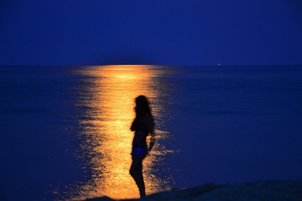 Девушка на берегу моря спиной