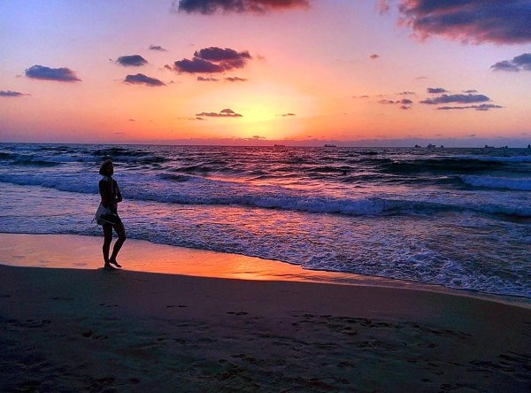 Девушка на берегу моря спиной