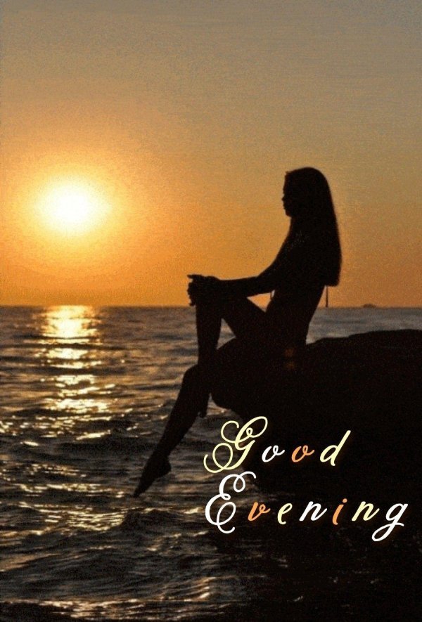 Девушка на берегу моря спиной