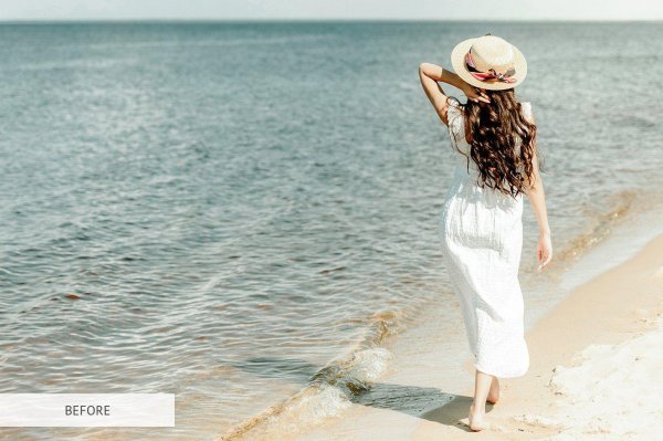 Девушка на берегу моря спиной