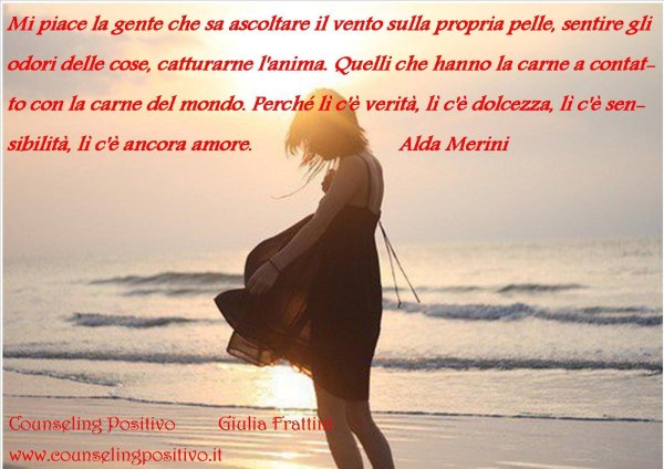 Девушка на берегу моря спиной