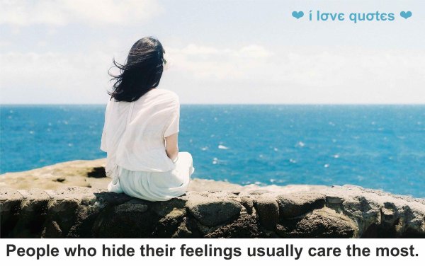 Девушка на берегу моря спиной