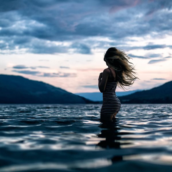 Девушка на берегу моря спиной