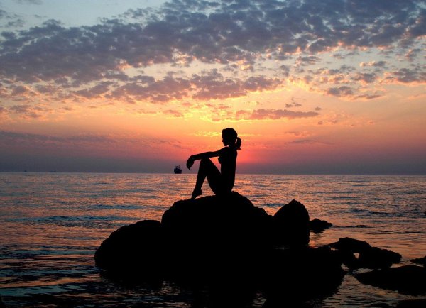 Девушка на берегу моря спиной