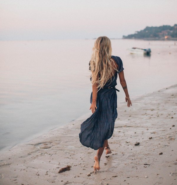 Девушка на берегу моря спиной