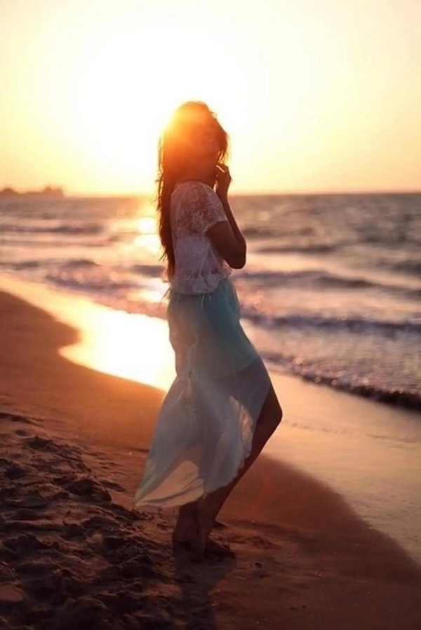 Девушка на берегу моря спиной