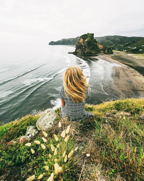 Девушка на берегу моря спиной