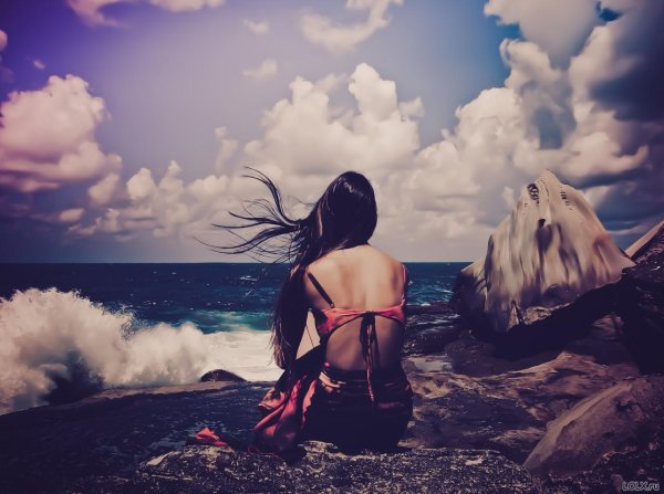 Девушка на берегу моря спиной