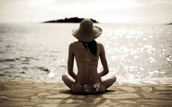 Девушка на берегу моря спиной