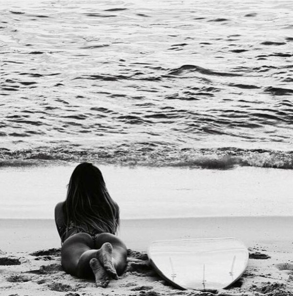 Девушка на берегу моря спиной