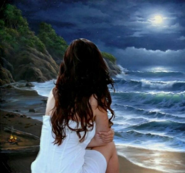 Девушка на берегу моря спиной