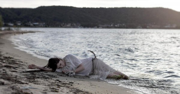 Девушка на берегу моря спиной