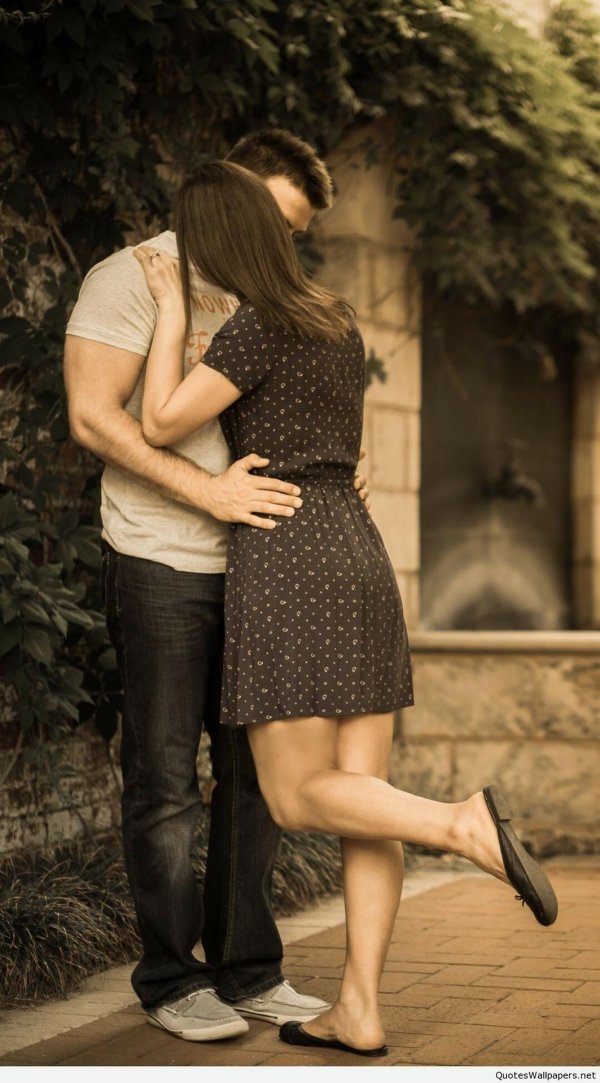 Любовь парень и девушка целуются