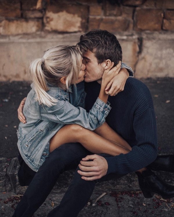 Любовь парень и девушка целуются