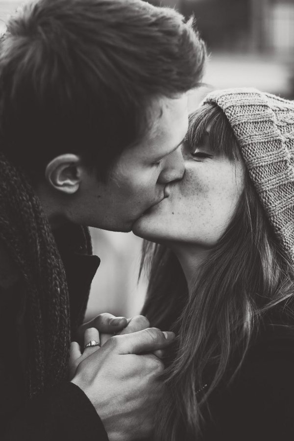 Любовь парень и девушка целуются