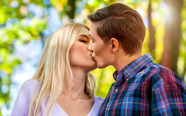 Любовь парень и девушка целуются