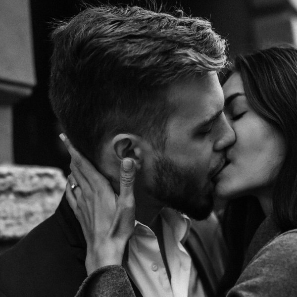 Любовь парень и девушка целуются