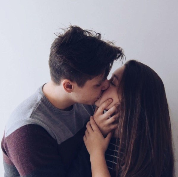 Любовь парень и девушка целуются