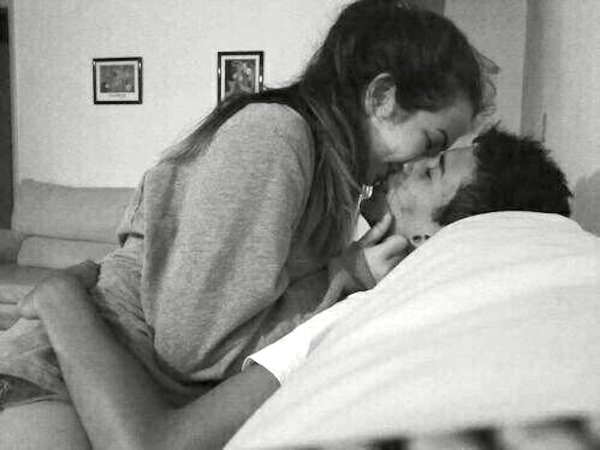 Любовь парень и девушка целуются