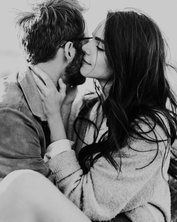 Любовь парень и девушка целуются