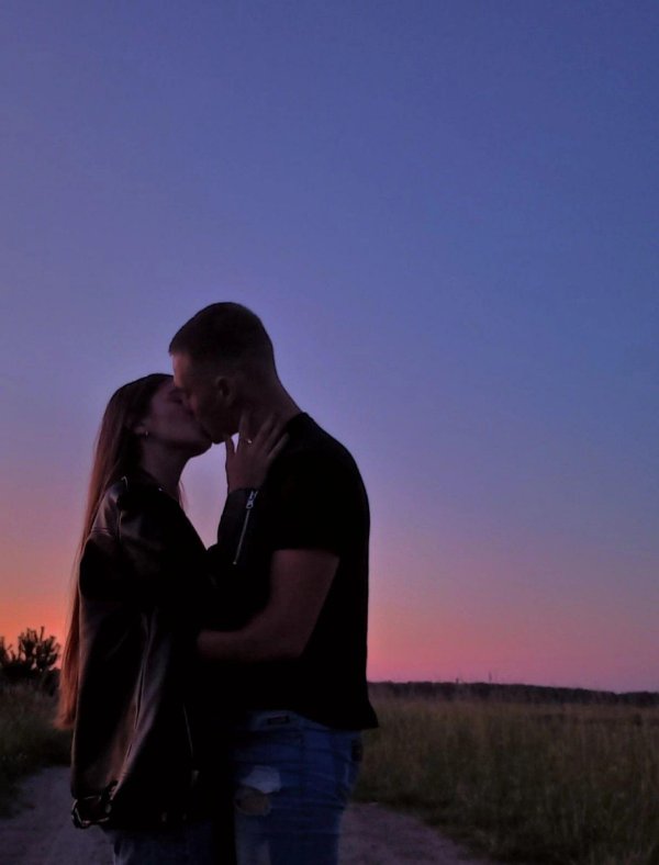 Любовь парень и девушка целуются