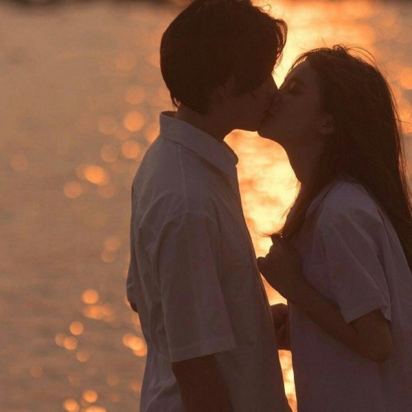 Любовь парень и девушка целуются