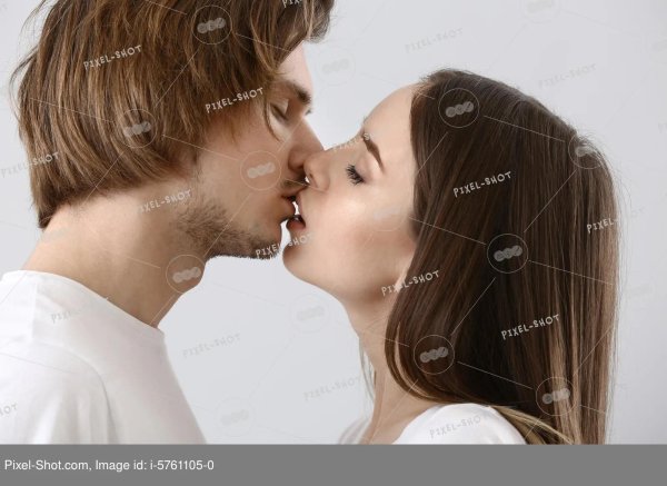 Любовь парень и девушка целуются