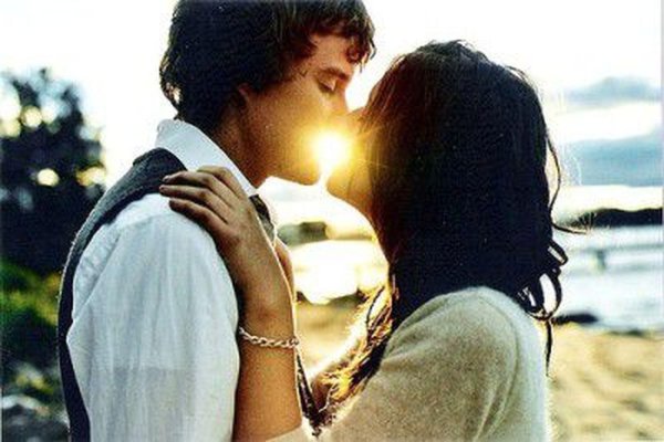 Любовь парень и девушка целуются