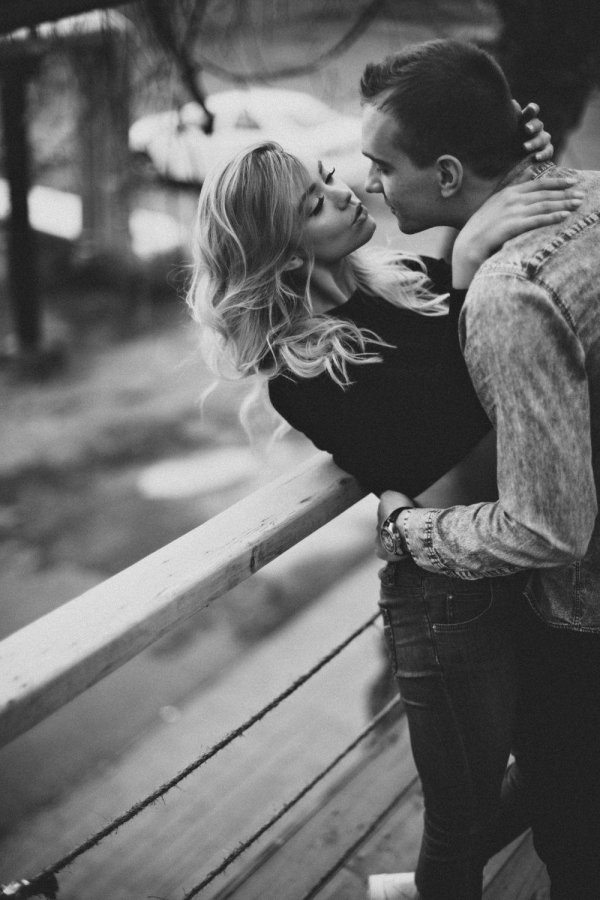 Любовь парень и девушка целуются