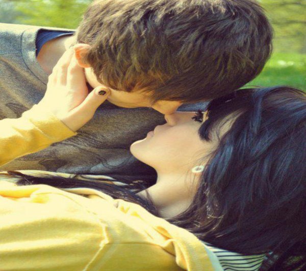 Любовь парень и девушка целуются