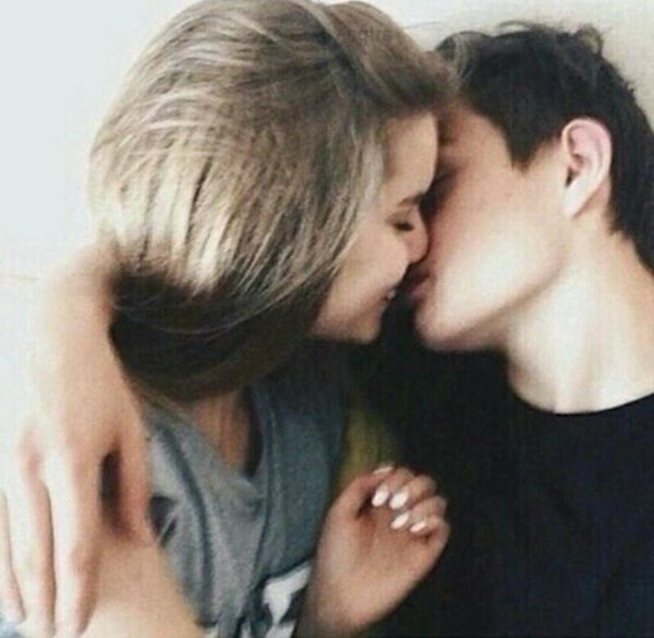 Любовь парень и девушка целуются