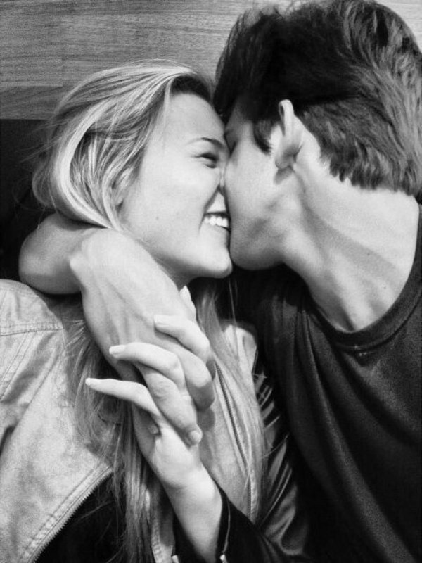 Любовь парень и девушка целуются