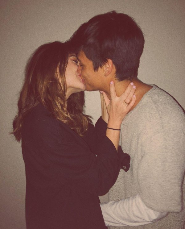 Любовь парень и девушка целуются