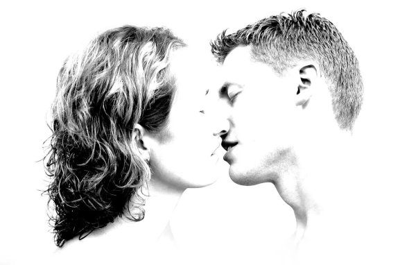 Любовь парень и девушка целуются