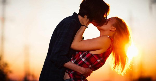 Любовь парень и девушка целуются