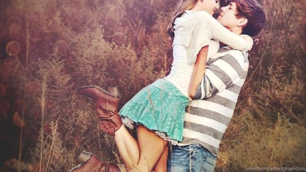 Любовь парень и девушка целуются