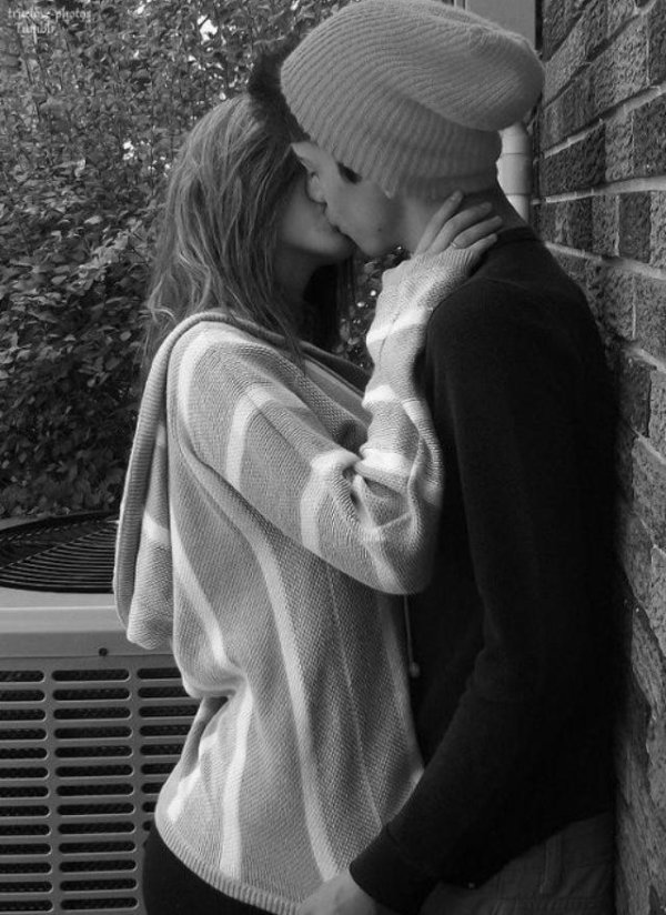 Любовь парень и девушка целуются