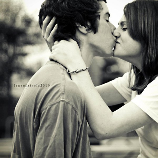 Любовь парень и девушка целуются