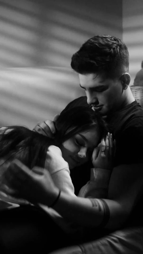 Любовь парень и девушка целуются