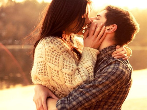 Любовь парень и девушка целуются