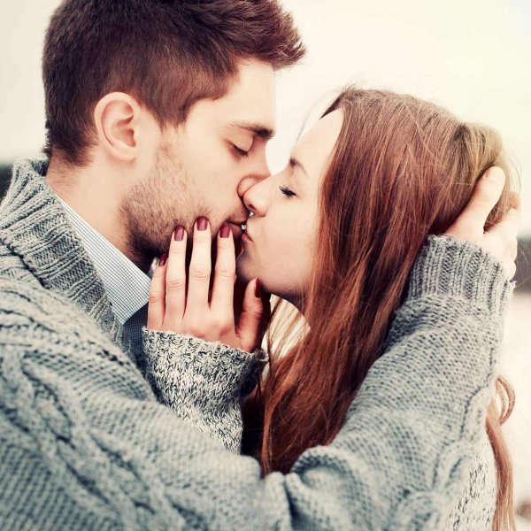 Любовь парень и девушка целуются