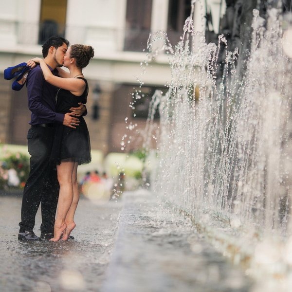 Любовь парень и девушка целуются